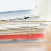 Ein Stapel Dokumente mit Büroklammern