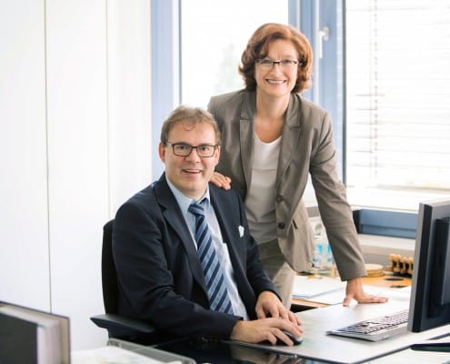 Ein Bild von Herr und Frau Pöhler im Büro